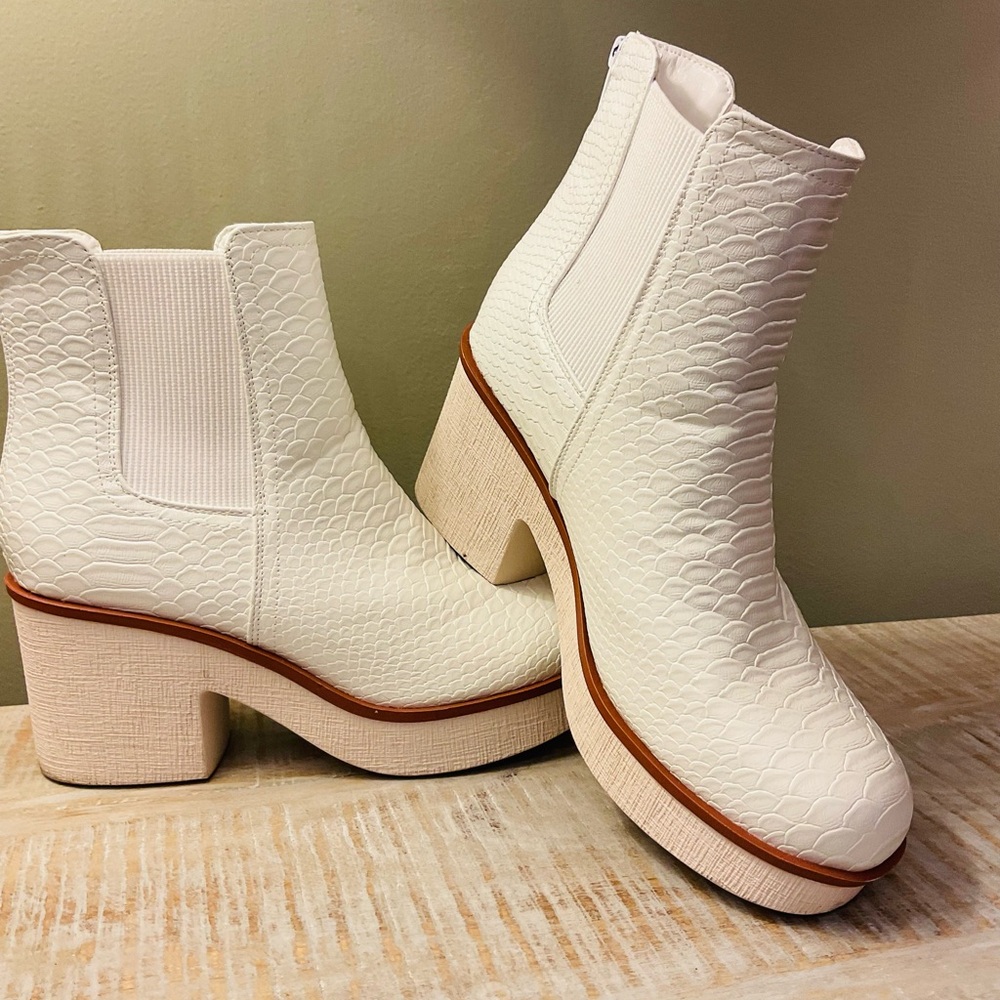 Pierre Dumas White Textured Ankle Booties - Picture 2 of 11
